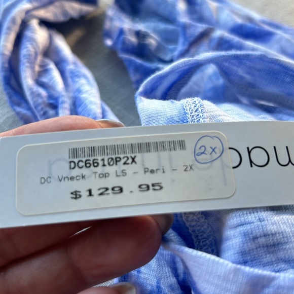 Davis Cline woman’s v neck top. New with tags. Very soft and lightweight - Picture 2 of 2